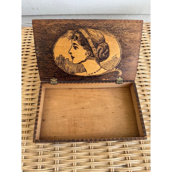 Antique 1910s Flemish Art Pyrography Box Art Nouveau Womans profile - Picture 2 of 9
